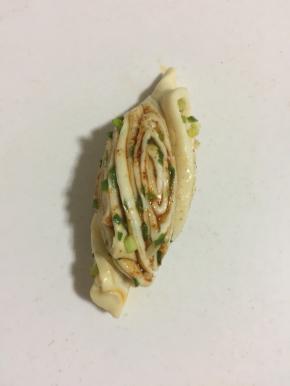 捏住两头，同时往相反的方向拧一下即可。