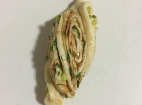 捏住两头，同时往相反的方向拧一下即可。