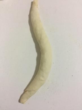 从一头慢慢的卷起来，两边捏紧。