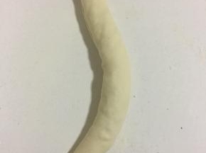 从一头慢慢的卷起来，两边捏紧。