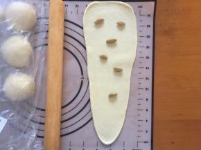 擀成牛舌状，放入几颗葡萄干