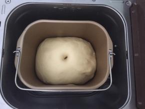 放入面包机中发酵，发酵至两倍大，戳洞不回缩即可