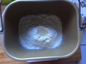 将黄油以上全部材料放入面包机中，和面20分钟