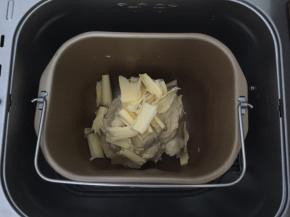 揉至扩展阶段，放入软化好的黄油，再次和面30分钟