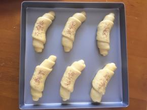 二次发酵后刷上蛋液，撒上白芝麻，放入预热好的烤箱180度，上下火中层，20分钟