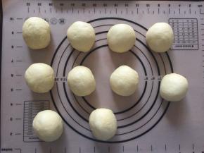 发酵完成后，拿出排气，分成均等的10等份，盖上保鲜膜松弛15分钟