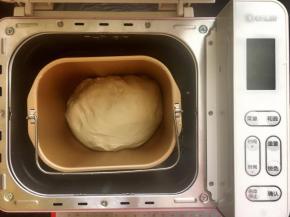 首先制作水油皮，先将水油皮的所有材料放入面包机的面包桶里，启动“和面”程序，将面团揉至柔软光滑的状态，这一步做到位的话，包酥的时候就不容易侧漏。接着将揉好的水油皮面团放入保鲜袋里扎紧口，然后放入冰箱里冷藏松弛半个小时。如果天气冷，可以常温松弛半个小时。