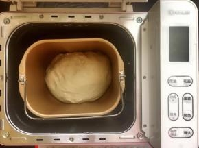 首先制作水油皮，先将水油皮的所有材料放入面包机的面包桶里，启动“和面”程序，将面团揉至柔软光滑的状态，这一步做到位的话，包酥的时候就不容易侧漏。接着将揉好的水油皮面团放入保鲜袋里扎紧口，然后放入冰箱里冷藏松弛半个小时。如果天气冷，可以常温松弛半个小时。