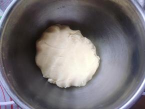 趁着水油皮松弛的时候，开始制作油酥面团，将制作油酥的所有材料放入盆子里，手上戴好一次性手套，用手混合成光滑的面团。接着将揉好的油酥面团放入保鲜袋里扎紧口，然后放入冰箱冷藏松弛半个小时。如果天气冷，可以常温松弛半个小时。