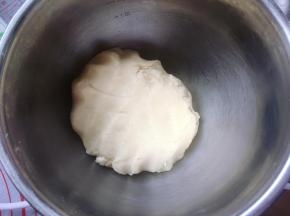趁着水油皮松弛的时候，开始制作油酥面团，将制作油酥的所有材料放入盆子里，手上戴好一次性手套，用手混合成光滑的面团。接着将揉好的油酥面团放入保鲜袋里扎紧口，然后放入冰箱冷藏松弛半个小时。如果天气冷，可以常温松弛半个小时。