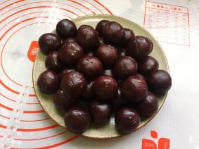 开始准备馅料，将豆沙馅分成25克一个的小剂子，并搓圆装入盘子里备用。