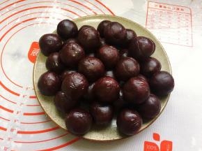 开始准备馅料，将豆沙馅分成25克一个的小剂子，并搓圆装入盘子里备用。