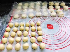 将松弛好的水油皮和油酥各分成30份，搓圆后用保鲜膜盖严实，表面还可以盖上一块湿毛巾，这么做的目的是为了防止水油皮、油酥风干。