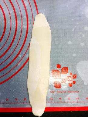 收口朝上，再次擀开，擀的手法是从中间往上擀，再从中间往下擀，切勿太用力哦。