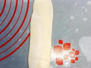 收口朝上，再次擀开，擀的手法是从中间往上擀，再从中间往下擀，切勿太用力哦。