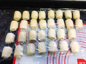 从上往下卷成圆柱体，盖上保鲜膜松弛15分钟。