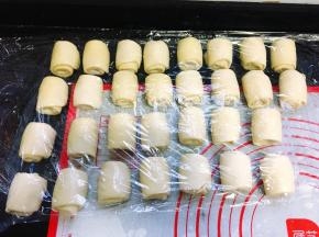 从上往下卷成圆柱体，盖上保鲜膜松弛15分钟。