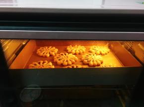 烤箱提前预热好后，将放了菊花酥的烤盘放入烤箱中下层，上下火170度烘烤25分钟左右。