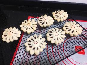 出炉后，放在冷却架上，待完全凉透后密封保存。