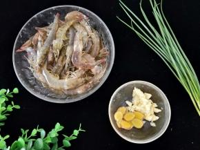 蒜头拍一下切碎，姜切片备用。