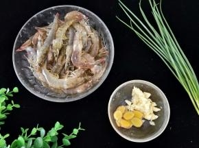 蒜头拍一下切碎，姜切片备用。