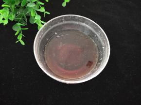 取个碗放入适量耗油、料酒、辣椒酱、酱油、盐、孜然粉和白糖，再加入一点点水化开备用。