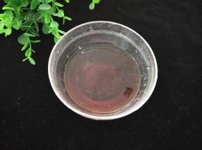 取个碗放入适量耗油、料酒、辣椒酱、酱油、盐、孜然粉和白糖，再加入一点点水化开备用。