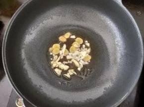 热锅凉油小蒜头和姜片，煸炒出香味。