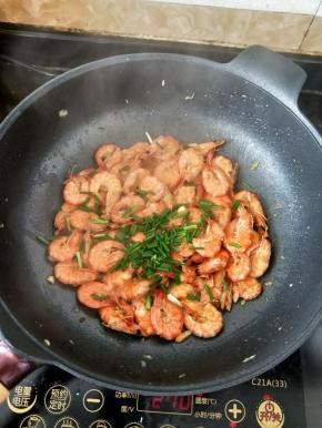 出锅前放入葱花。