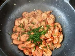 出锅前放入葱花。