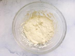 首先将1克酵母加入到100克水里用筷子搅拌均匀，使酵母融化后加入100克高筋粉搅匀至不见干粉为止，盖上保鲜膜，放室温发酵2小时左右，天气冷发酵4到6个小时左右，或者放冰箱冷藏发酵一夜。