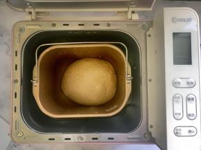 除黄油以外，将发酵好的波兰种以及所有食材依次放入面包机，启动面包机和面程序，20分钟后面团揉至光滑，加入软化的黄油继续揉至完全阶段。揉面的时候要打开面包机盖子，因为现在天气热，避免机器操作时产生热气而加速面团的发酵。