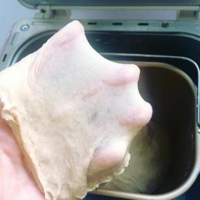 撑开面团能拉出透明的薄膜，而且很有韧性，破洞边缘光滑而不是锯齿状即可。