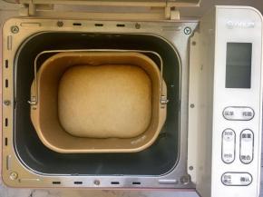 面团不要取出，盖上面包机盖子，让它在面包机里常温发酵，室温大概在26度左右，所以不需要启动面包机的发酵功能。发酵至2到2.5倍大即可，在面团中间戳个小洞，洞洞不回缩、不塌陷就表示发酵到位。如果天气冷，可以用面包机的发酵功能发酵。