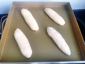 依次做好放入烤盘里，隔开一定的距离摆放，8个面团我分成了两盘，一盘4个，放在温度38度湿度75%的环境下发酵至两倍大。