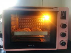 放入预热好的烤箱中层，上下火170度烘烤15分钟左右，中途注意观察，表面上色后要及时加盖锡箔纸，以防上色过深或者表面烤糊。