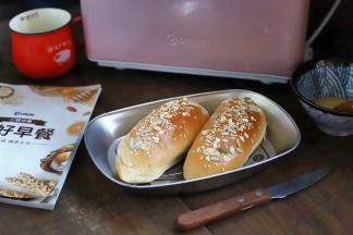 出炉后取出面包，放在晾网上晾凉，凉透后就可以装袋密封保存了，天气热无馅料的面包最好在3天之内吃完，如果吃不完密封好放冰箱冷冻保存。