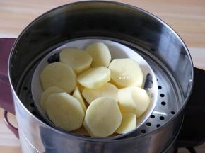 土豆去皮洗净切片，放入蒸锅蒸熟；