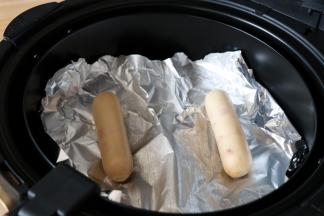 珍妮珍馐金枪鱼儿童香肠放入空气炸锅中200度烤12分钟左右，中途翻一次面;