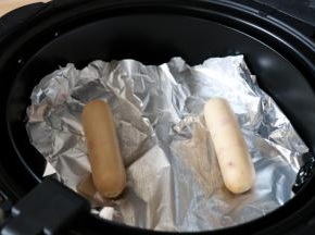 珍妮珍馐金枪鱼儿童香肠放入空气炸锅中200度烤12分钟左右，中途翻一次面;