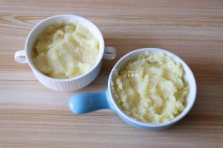 蒸熟的土豆放入碗内用勺子压成泥；