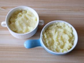 蒸熟的土豆放入碗内用勺子压成泥；