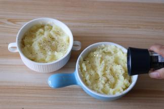 加入适量黑胡椒粉；