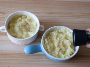 加入适量黑胡椒粉；