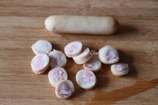 烤好的金枪鱼儿童香肠冷却至不烫手后切成片；