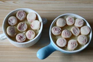 一一铺在土豆泥上；