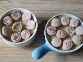 一一铺在土豆泥上；