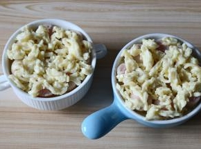 再铺上一层马苏里拉芝士；