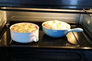 放进预热好的烤箱内，200度中层上下火烤12分钟左右即可，出炉后表面也撒一些黑胡椒粉，不喜也可以忽略；