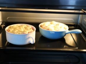 放进预热好的烤箱内，200度中层上下火烤12分钟左右即可，出炉后表面也撒一些黑胡椒粉，不喜也可以忽略；